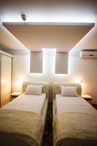 Отель Hotel Oasis Подгорица Двухместный номер с 2 отдельными кроватями-1